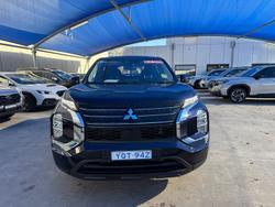2023 Mitsubishi
Outlander ES
