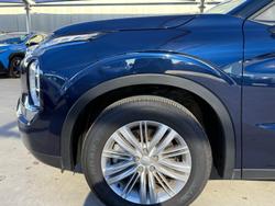2023 Mitsubishi
Outlander ES