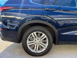 2023 Mitsubishi
Outlander ES
