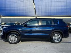 2023 Mitsubishi
Outlander ES