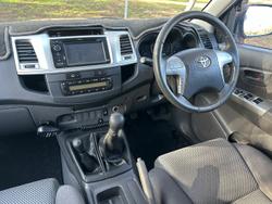 2013 Toyota
                Hilux SR5