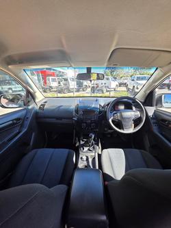 2015 Isuzu
                D-MAX SX