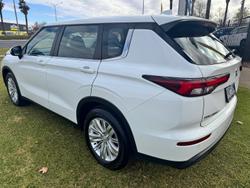 2022 Mitsubishi
Outlander ES