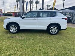 2022 Mitsubishi
Outlander ES