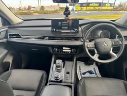 2022 Mitsubishi
Outlander ES