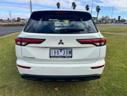 2022 Mitsubishi
Outlander ES