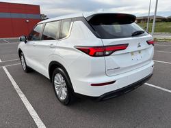 2023 Mitsubishi
Outlander ES