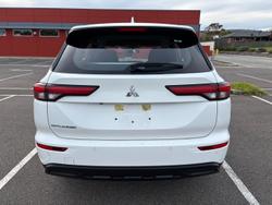 2023 Mitsubishi
Outlander ES