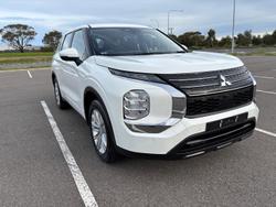 2023 Mitsubishi
Outlander ES