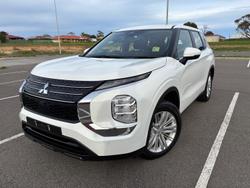 2023 Mitsubishi
Outlander ES