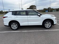 2023 Mitsubishi
Outlander ES