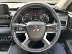 2023 Mitsubishi
Outlander ES