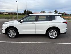 2023 Mitsubishi
Outlander ES