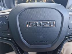 2025 Isuzu
MU-X LS-T