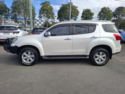 2015 Isuzu
                MU-X LS-T