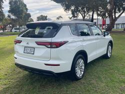 2023 Mitsubishi
Outlander ES