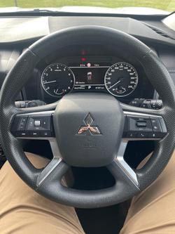 2023 Mitsubishi
Outlander ES