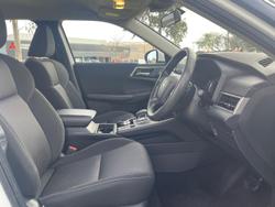 2023 Mitsubishi
Outlander ES