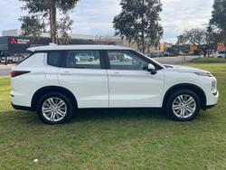 2023 Mitsubishi
Outlander ES