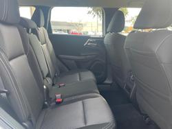 2023 Mitsubishi
Outlander ES