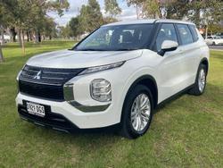 2023 Mitsubishi
Outlander ES