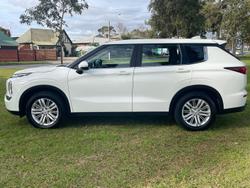 2023 Mitsubishi
Outlander ES