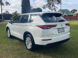 2023 Mitsubishi
Outlander ES