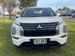 2023 Mitsubishi
Outlander ES