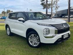 2023 Mitsubishi
Outlander ES
