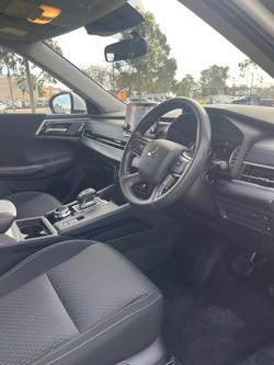 2023 Mitsubishi
Outlander ES