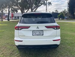 2023 Mitsubishi
Outlander ES