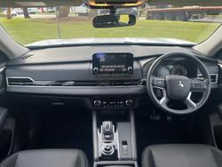 2023 Mitsubishi
Outlander ES