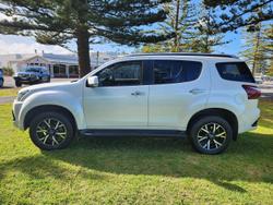 2020 Isuzu
MU-X Onyx Edition