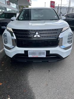 2024 Mitsubishi
Outlander ES