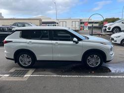 2024 Mitsubishi
Outlander ES