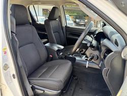 2017 Toyota
Hilux SR