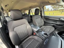 2024 Ford
Everest Ambiente