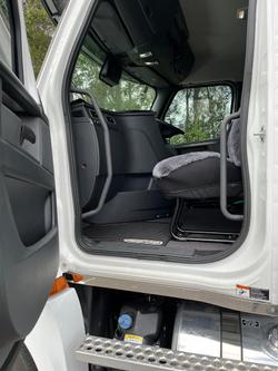 2023 Freightliner Cascadia 126 White