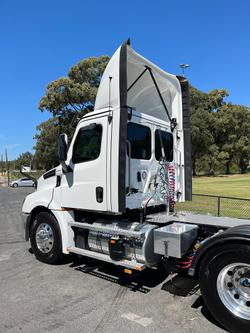 2023 Freightliner Cascadia 126 White