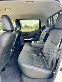 2025 Nissan
                Navara ST-X (4x4) Leather/NO Sunroof