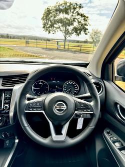 2025 Nissan
                Navara ST (4x4)