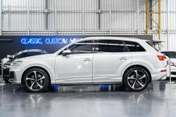 2023 Audi
Q7 55 TFSI S line
