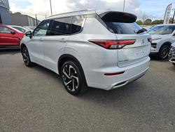 2023 Mitsubishi
Outlander Exceed
