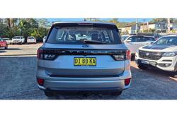2023 Ford
                Everest Ambiente