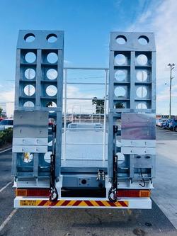 Freighter Drop Deck Semi With Ramps