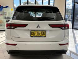 2023 Mitsubishi
Outlander ES