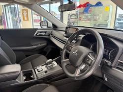 2023 Mitsubishi
Outlander ES