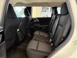 2023 Mitsubishi
Outlander ES