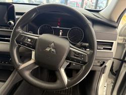 2023 Mitsubishi
Outlander ES