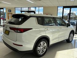 2023 Mitsubishi
Outlander ES